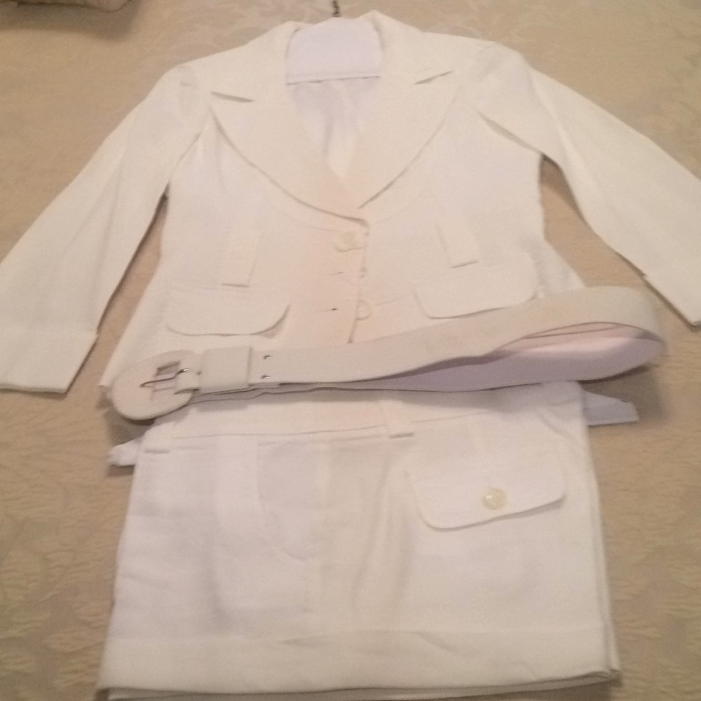 Bebe “Super Sexy” White Linen Shorts Suit w/Belt